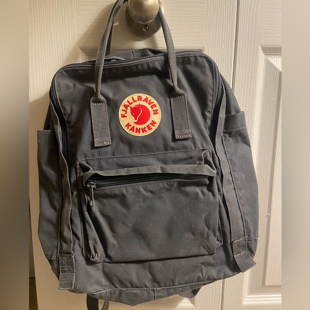 Navy blue fjallraven kanken backpack!
